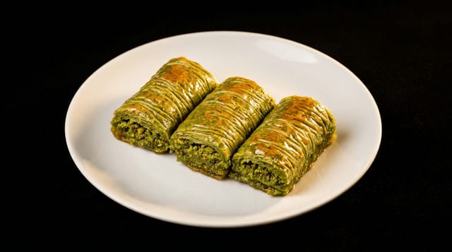 Pistachio Roll Baklava (3 Pieces).